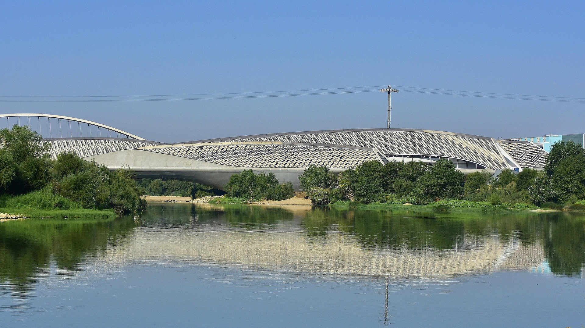 pabellón puente sobre el río Ebro con vegetación en las orillas