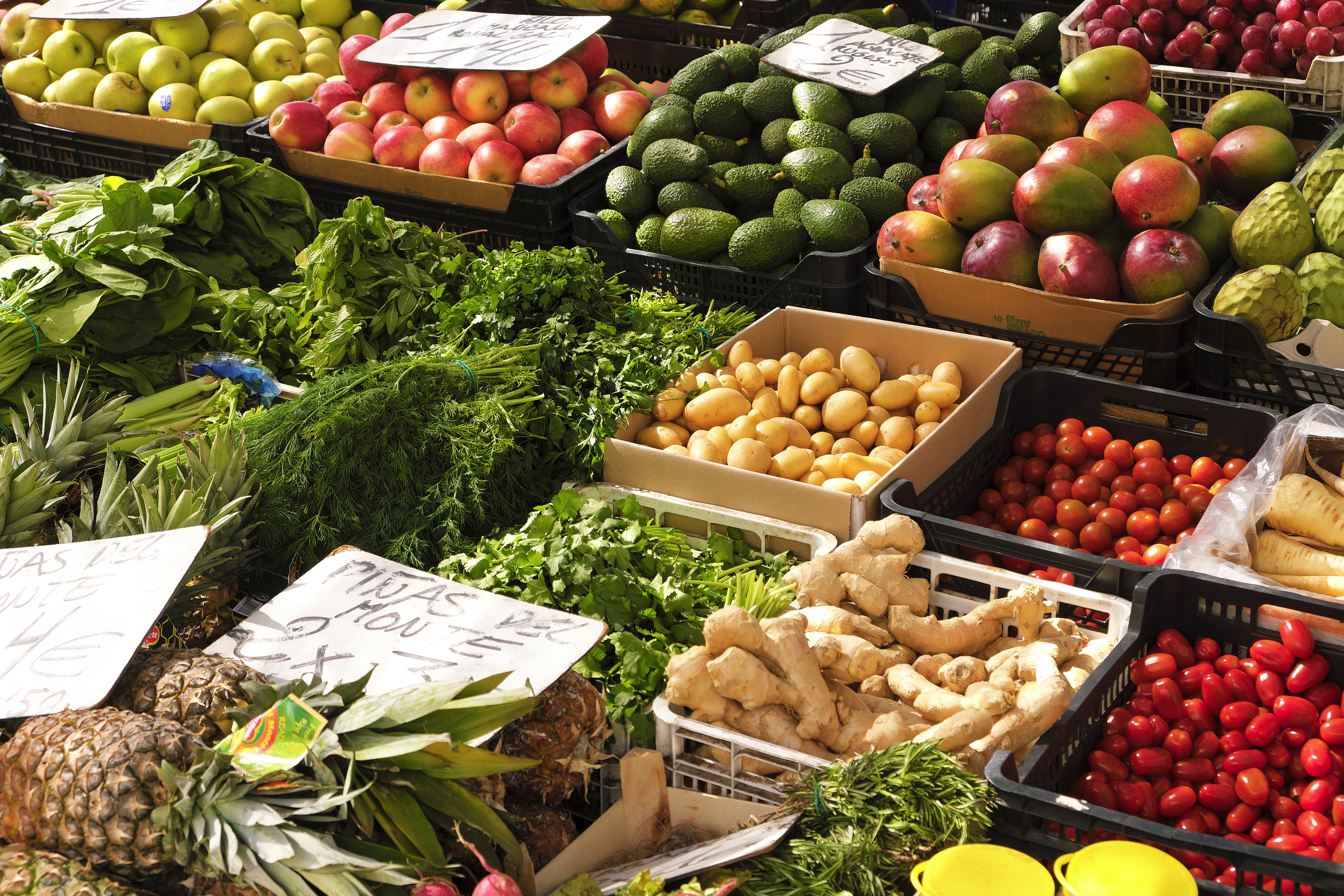 frutas diversas en puesto de mercado